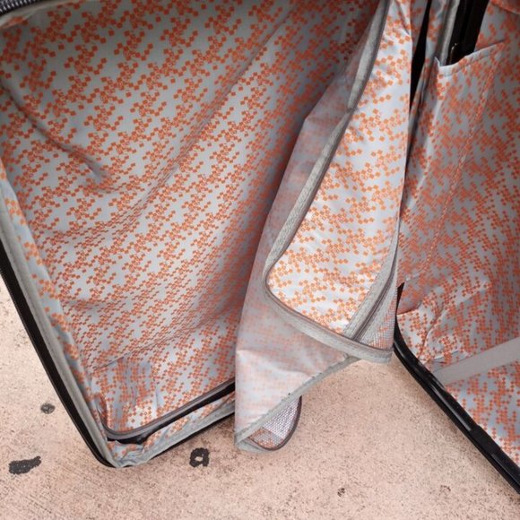 28" World Traveler Suitcase with Spinner Wheels London, Paris, New York,… - Picture 7 of 11